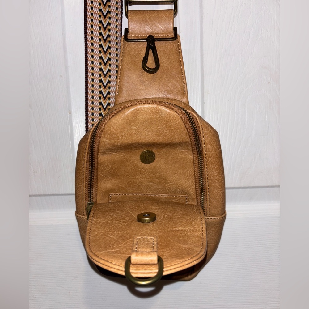 🤎 Tan Slingback Crossbody Bag with Patterned Guitar Strap 🤎 - Picture 3 of 6